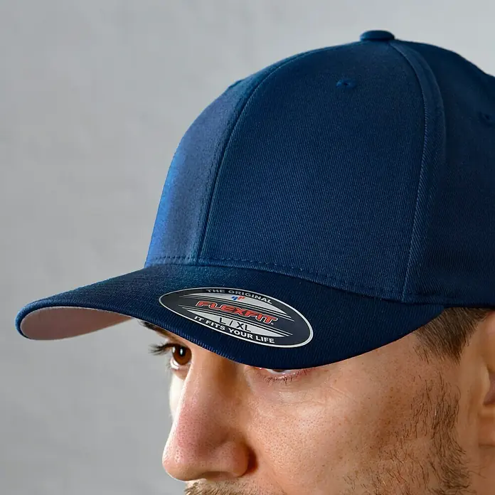 Flexfit Baseballkappe - Navy, S/M - Nahaufnahme einer marineblauen Flexfit-Kappe, die eine perfekte Passform und Stil bietet.