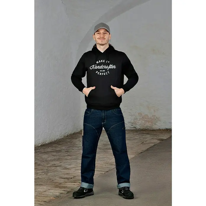 Flexfit Gorra - Gris, S/M - Look casual con sudadera Handcrafter negra, jeans azules y gorra gris. Ideal para días relajados.