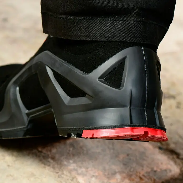Uvex Sicherheitshalbschuh 1 - 42, Schutzklasse nach EN ISO 20345: S1P, Schwarz/Rot - Detailaufnahme eines schwarzen Sicherheitsschuhs mit roter Sohle, der Schutz und Stil vereint.