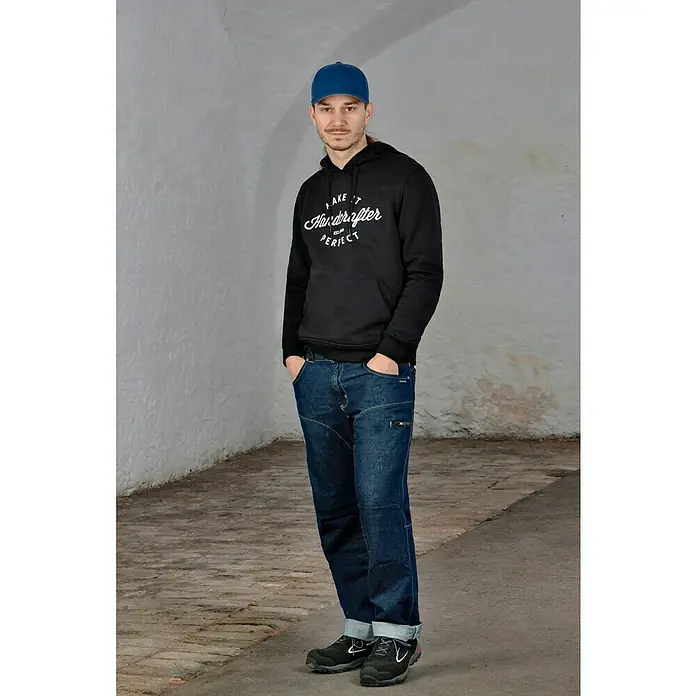 Flexfit Baseballkappe - Navy, S/M - Lässiger Look mit dunkelblauen Jeans, schwarzem Hoodie mit Aufdruck und blauer Kappe für einen modernen Stil.
