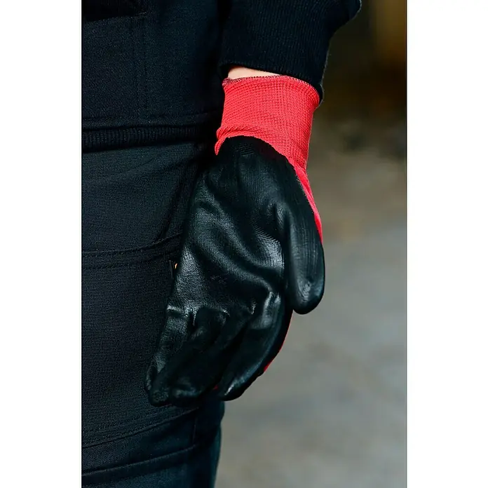 Wisent Arbeitshandschuhe Renovation - Schwarz/Rot, 10 - Nahaufnahme einer Hand mit einem schwarzen und roten Arbeitshandschuh, ideal für verschiedene Aufgaben. Schutz und Komfort vereint!
