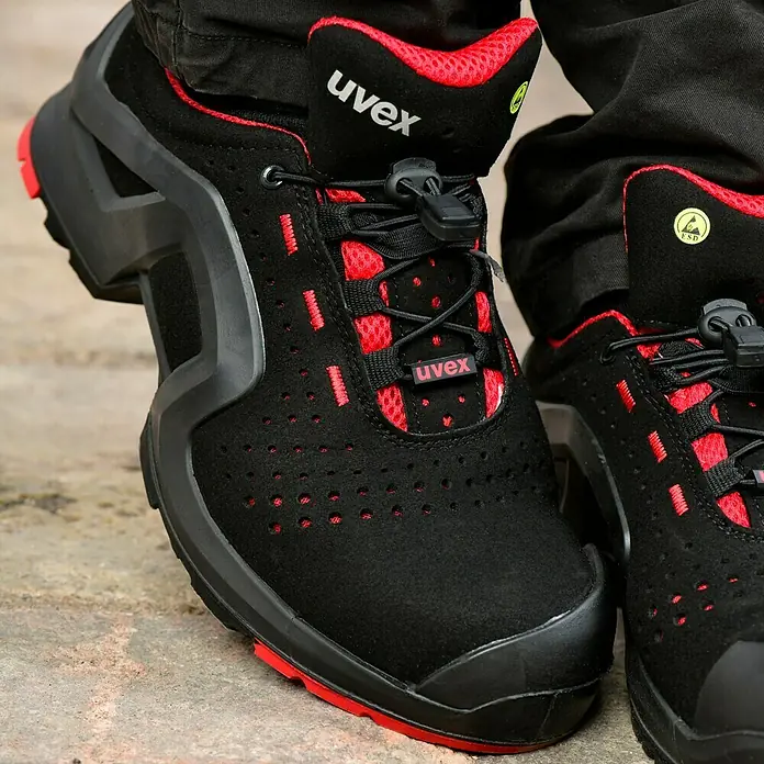 Uvex Sicherheitshalbschuh 1 - 44, Schutzklasse nach EN ISO 20345: S1P, Schwarz/Rot - Nahaufnahme von Uvex-Sicherheitsschuhen in Schwarz und Rot mit Schnellschnürsystem, ideal für den Arbeitsschutz.