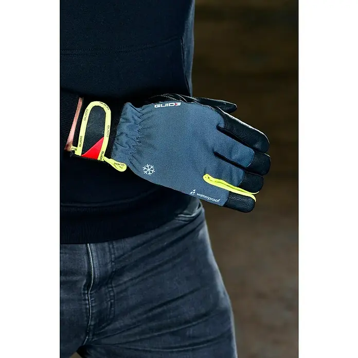 Guide Arbeitshandschuhe 775 W - Schwarz/Grau, 10 - Nahaufnahme eines wasserfesten Guide-Handschuhs mit Lederfingern und reflektierenden Details. Ideal für winterliche Outdoor-Aktivitäten.