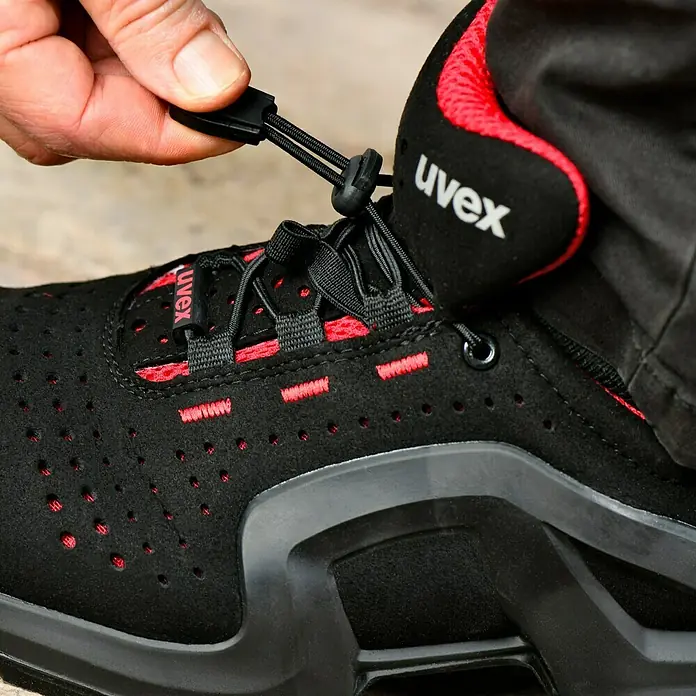 Uvex Sicherheitshalbschuh 1 - 42, Schutzklasse nach EN ISO 20345: S1P, Schwarz/Rot - Nahaufnahme eines schwarzen Uvex-Sicherheitsschuhs mit roter Akzentuierung und einem praktischen Schnellverschluss-Schnürsystem.