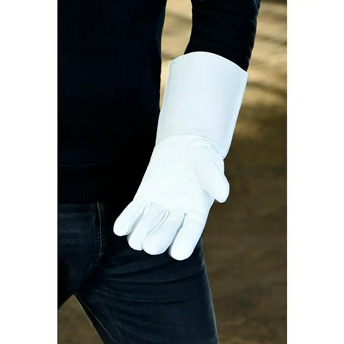 Gys Arbeitshandschuhe - Handschuhgröße: 10 - Helle Lederhandschuhe mit Stulpe, getragen von einer Person mit dunkler Kleidung, ideal für Kostüme oder spezielle Berufe.