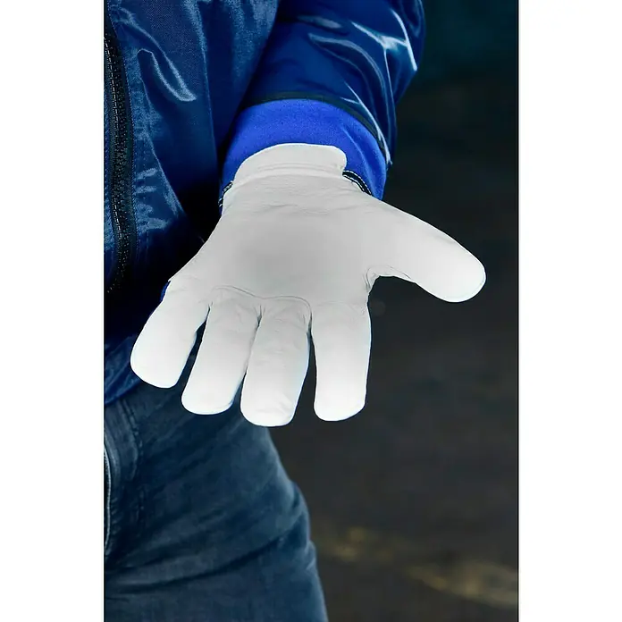 Guide Arbeitshandschuhe 1071 HP - Handschuhgröße: 10, Blau/Weiß - Nahaufnahme einer Hand mit weißem Lederhandschuh, ideal für Arbeit oder Hobby, vor blauem Jackenstoff.