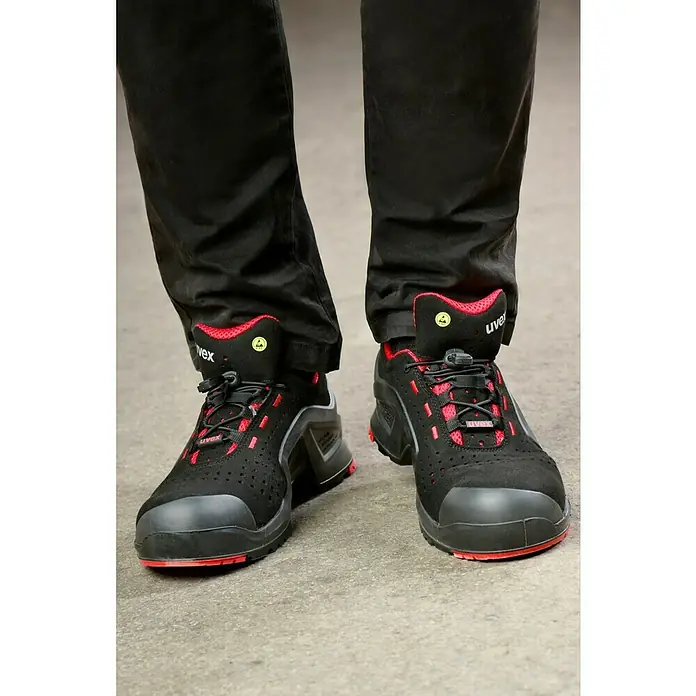 Uvex Sicherheitshalbschuh 1 - 42, Schutzklasse nach EN ISO 20345: S1P, Schwarz/Rot - Schwarze Uvex-Sicherheitsschuhe mit roten Akzenten. Ideal für den Arbeitsschutz mit robustem Design und Komfort.
