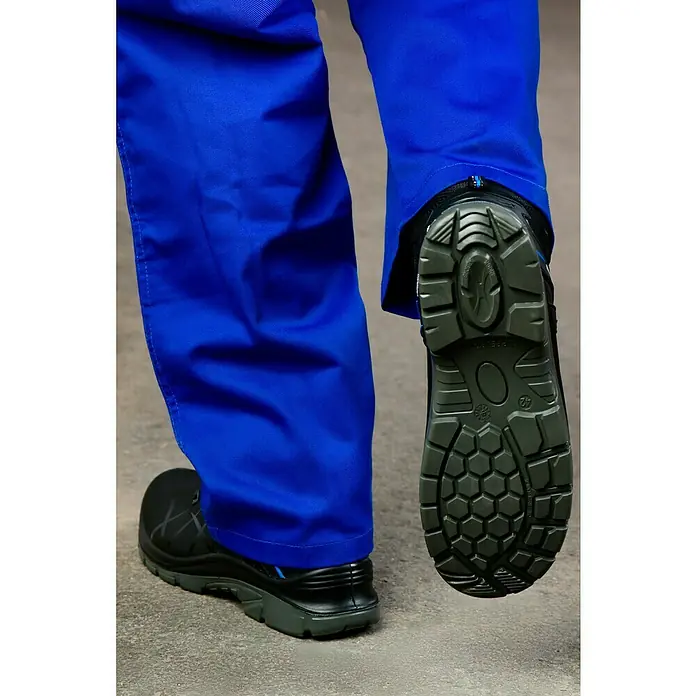Power Safe Sicherheitshalbschuh Tom - Schuhgröße: 46, S3 - Bild von Arbeitsschuhen mit blauer Arbeitskleidung. Die Sohle der Schuhe ist gut sichtbar.