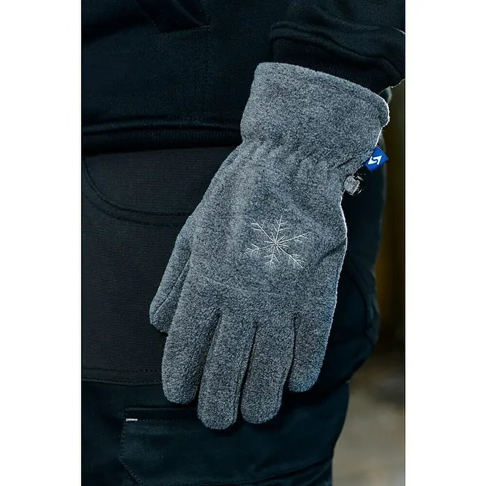 Winterhandschuhe Basic - XL, Grau - Nahaufnahme eines grauen Handschuhs mit Schneeflockenmuster, der an schwarzer Kleidung anliegt.