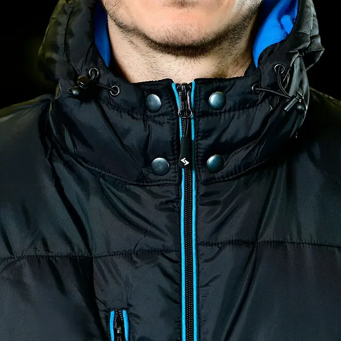 HD Concept Thermojacke - XL, Blau/Schwarz - Nahaufnahme einer schwarzen Daunenjacke mit blauem Futter, Reißverschluss und Knöpfen. Ideal für kaltes Wetter.