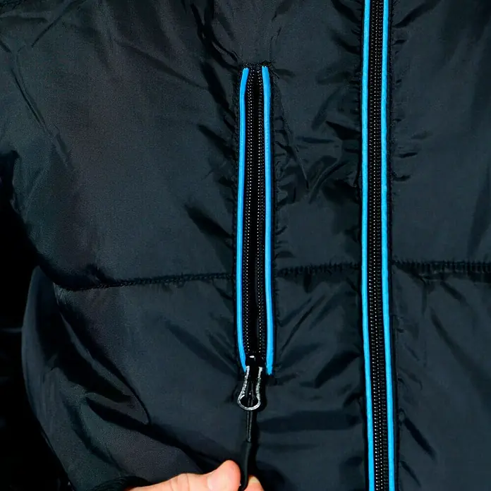 HD Concept Thermojacke - XL, Blau/Schwarz - Nahaufnahme einer schwarzen Jacke mit blauen Reißverschlussdetails.