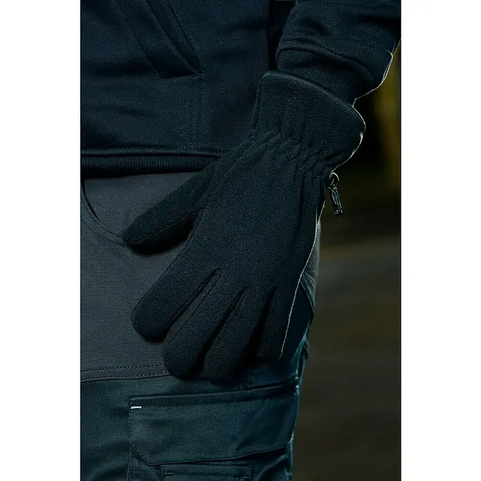 Elutex Winterhandschuhe - M, Schwarz - Nahaufnahme eines Mannes in Arbeitskleidung mit schwarzen Fleece-Handschuhen, die warm und funktional sind.