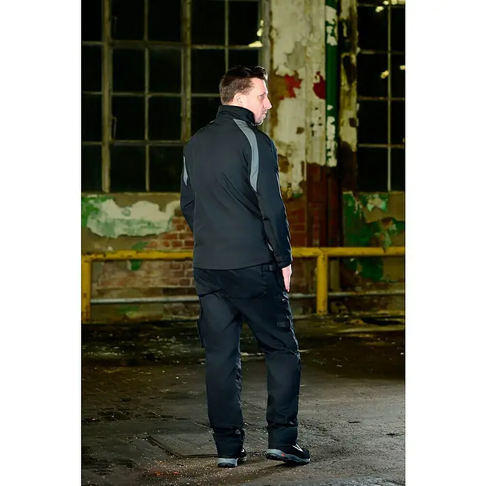 HD Concept Softshell-Jacke Fit - Schwarz/Grau, XXL - Rückansicht eines Mannes in schwarzer Arbeitsjacke und Hose mit Grauakzenten. Perfekt für Arbeit und Freizeit.