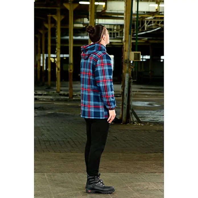 Scheibler Thermojacke - Rot/Blau, XXL - Herren-Fleecejacke mit Kapuze in blau-rotem Karomuster, kombiniert mit schwarzen Hosen und Stiefeln, für Outdoor-Abenteuer.