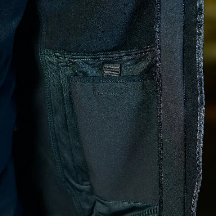 HD Concept Softshell-Jacke Fit - Schwarz/Grau, XXL - Nahaufnahme einer Innentasche einer schwarzen Jacke mit Riegeldetail und sauberer Naht. Ideal für sichere Aufbewahrung.