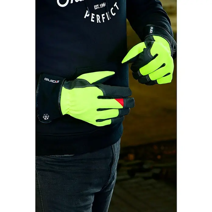 Guide Arbeitshandschuhe 5148W - 9 - Nahaufnahme von leuchtend gelben Guide-Handschuhen. Perfekt für Sichtbarkeit und Schutz bei der Arbeit oder im Winter.