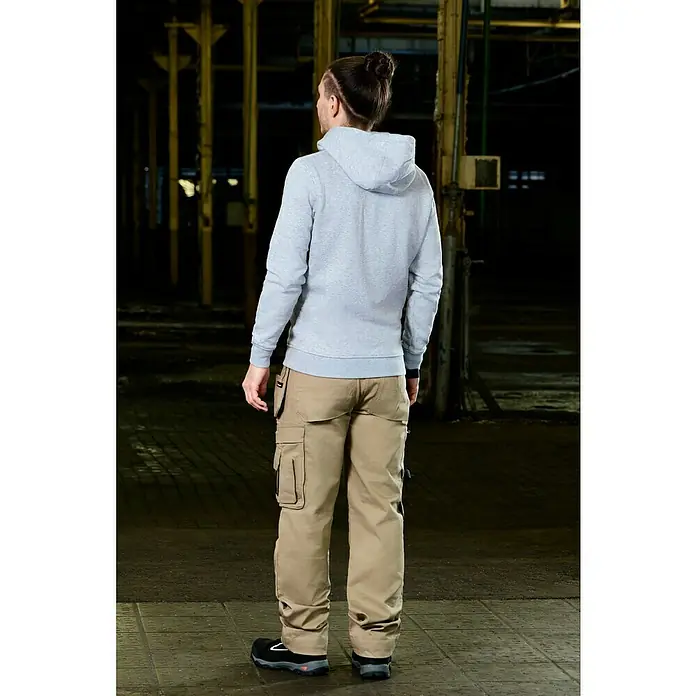 Kapuzenpullover Handcrafter - Grau, Größe: XXXL - Eine Person von hinten, trägt eine graue Kapuzenjacke und Khaki-Hosen mit Cargotaschen. Ideal für Arbeit oder Freizeit.