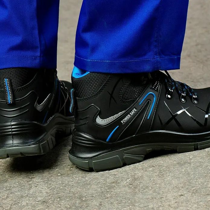 Power Safe Sicherheitshalbschuh Tom - Schuhgröße: 46, S3 - Nahaufnahme von schwarzen "Power Safe" Sicherheitsschuhen mit blauen Akzenten und blauen Hosenbeinen.
