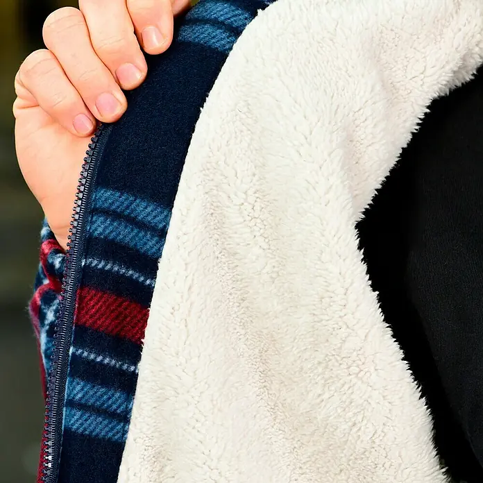 Scheibler Thermojacke - Rot/Blau, XXL - Nahaufnahme einer karierten Jacke mit weichem Futter und Reißverschluss, die Wärme und Komfort für kalte Tage verspricht.