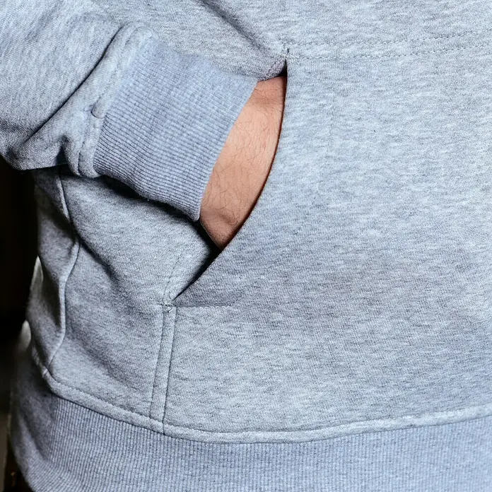 Kapuzenpullover Handcrafter - Grau, Größe: XXXL - Nahaufnahme eines grauen Hoodies mit einer Hand in der Tasche. Bequemer und lässiger Look für jeden Tag.