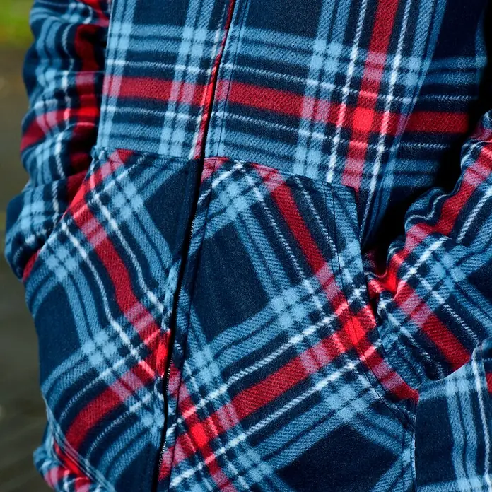 Scheibler Thermojacke - Rot/Blau, XXL - Nahaufnahme einer karierten Fleecejacke mit Reißverschluss und Taschen. Das Muster ist blau, rot und weiß.