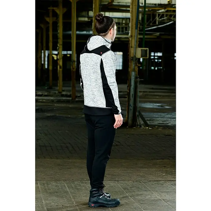 HD Concept Strickjacke Professional - Grau/Schwarz, XL - Aufnahme einer Person, die eine leichte Sweatshirt-Jacke mit Kapuze und schwarzen Akzenten sowie eine schwarze Hose und Stiefel trägt.