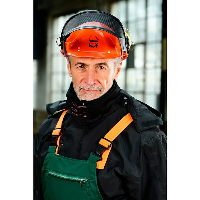 Bullstar Forst-Schutzhelm Peltor Master - Orange - Ein Mann trägt eine orangefarbene Schutzhelm-Gesichtskombination mit KWF-Logo und grüne Arbeitskleidung.