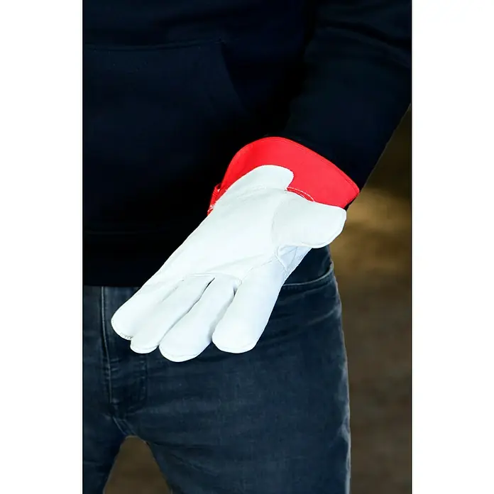 Wisent Arbeitshandschuhe Vechta - Handschuhgröße: 10, Natur/Rot - Nahaufnahme eines Mannes mit einem weißen Lederarbeitshandschuh mit roter Stulpe an der Hand und Jeans.