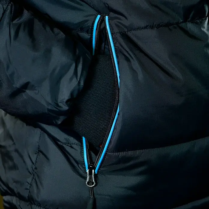 HD Concept Thermojacke - XL, Blau/Schwarz - Detailaufnahme einer schwarzen Daunenjacke mit blauem Reißverschluss, die Qualität und Stil vereint.