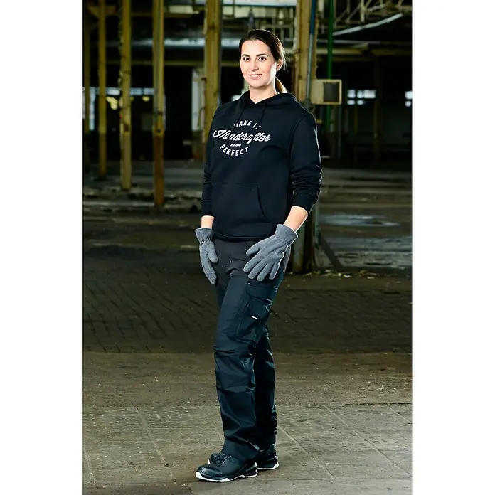 Winterhandschuhe Basic - XL, Grau - Frau mit schwarzem Hoodie, Arbeitshose und Handschuhen. Bequeme und robuste Arbeitskleidung für Handwerker und Profis.