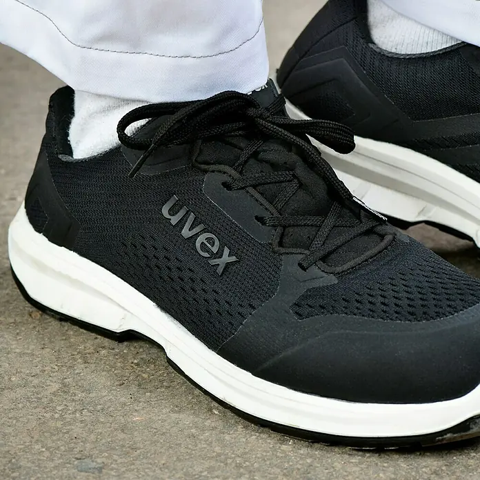 Uvex Sicherheitshalbschuh 1 Sport - 44, Schutzklasse nach EN ISO 20345: S1 - Schwarzer Uvex-Sicherheitsschuh mit weißer Sohle, ideal für Komfort und Schutz bei der Arbeit.