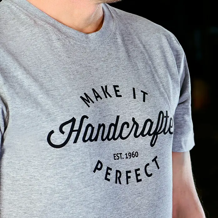 T-Shirt Handcrafter - Grau, L - Graues T-Shirt mit dem Aufdruck "Make It Handcrafted Est. 1960 Perfect", ein lässiges und stilvolles Kleidungsstück für den Alltag.