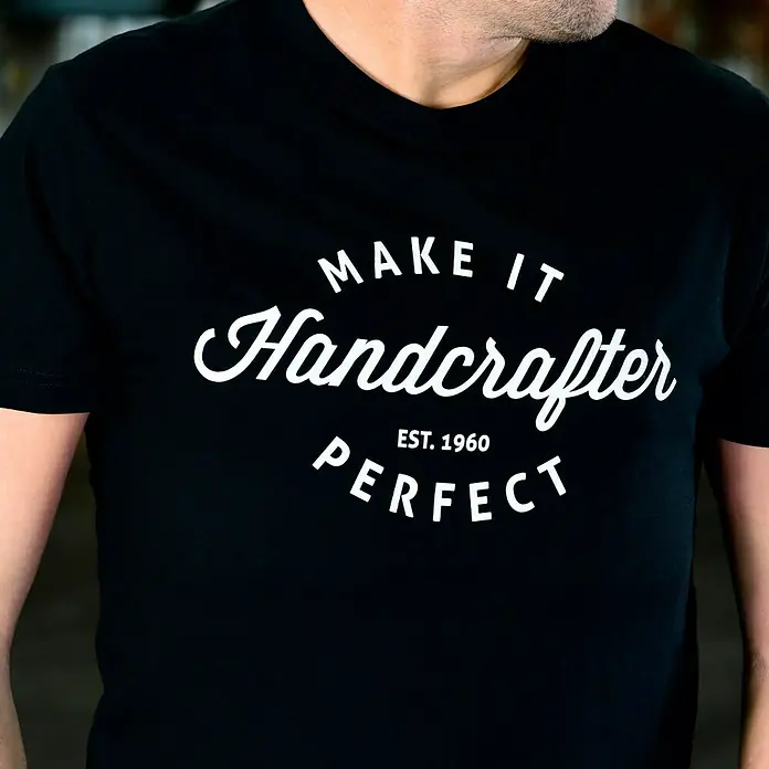 T-Shirt Handcrafter - Schwarz, XXXL - Schwarzes T-Shirt mit dem Aufdruck "MAKE IT Handcrafter EST. 1960 PERFECT" in weißer Schrift.