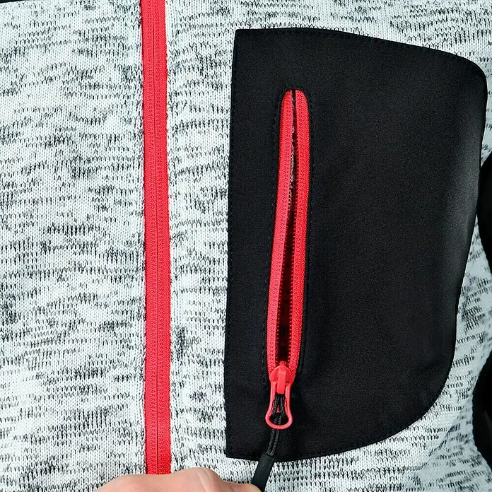 HD Concept Strickjacke Professional - Grau/Schwarz, XL - Detailansicht einer melierten Fleecejacke mit rotem Reißverschluss und schwarzer Brusttasche mit Reißverschluss.