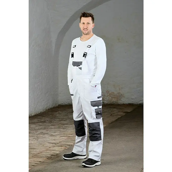 Uvex Sicherheitshalbschuh 1 Sport - 42, Schutzklasse nach EN ISO 20345: S1 - Ein Mann in weißer Arbeitskleidung mit grauen Akzenten und Taschen. Bequeme und funktionale Kleidung für Handwerker.