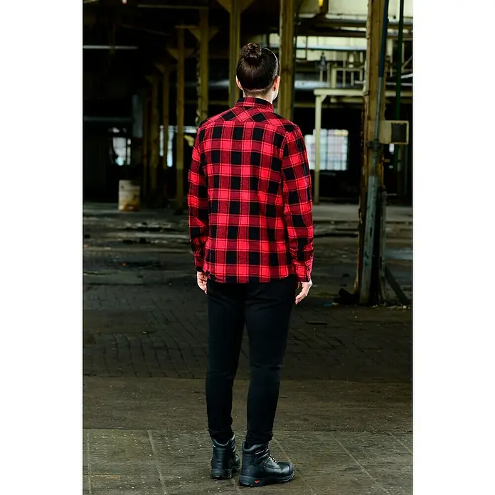 Brandit Flanellhemd - Schwarz/Rot, XXXL - Aufnahme einer Person von hinten, die ein rot-schwarz kariertes Hemd, schwarze Hose und Stiefel in einer Industriehalle trägt.