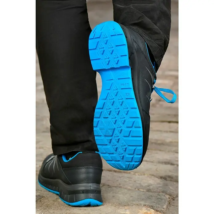 Uvex 2 Trend Sicherheitshalbschuh S3 - 46, Schutzklasse nach EN ISO 20345: S3, Schwarz/Blau - Nahaufnahme eines Uvex-Sicherheitsschuhs mit blauer Sohle, der Haltbarkeit und Komfort für den professionellen Einsatz bietet.