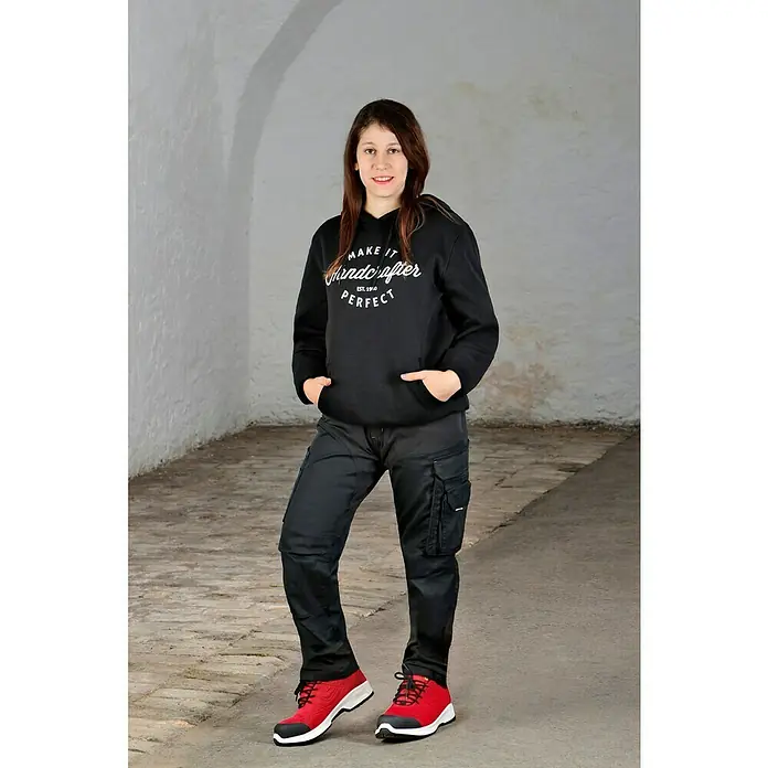 Steitz Secura Sicherheitshalbschuh CP 4360 SF - Schuhgröße: 39, S3 - Schwarzer Handcrafter-Hoodie mit Cargo-Hose und roten Schuhen. Der Hoodie zeigt "Make it Handcrafter Perfect".