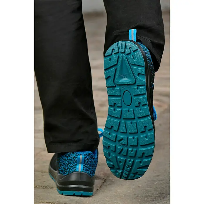 Sicherheitshalbschuh Bluestar S1 - Schuhgröße: 44, S1 - Nahaufnahme der Sohle eines blauen und schwarzen Sicherheitsschuhs mit rutschfestem Profil und der Aufschrift "Shock Absorber".