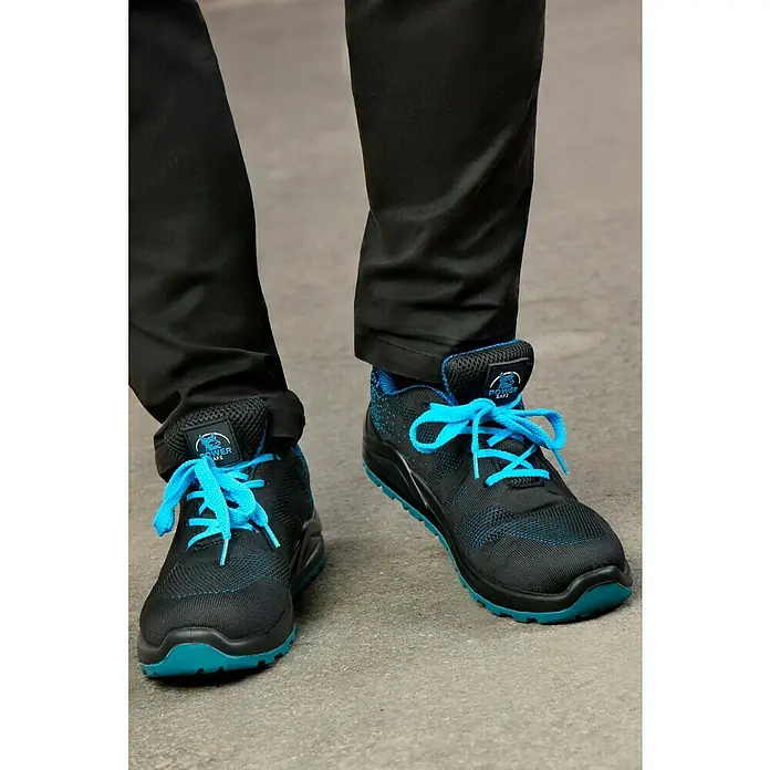 Sicherheitshalbschuh Bluestar S1 - Schuhgröße: 44, S1 - Ein Paar schwarze Power Safe Arbeitsschuhe mit blauen Akzenten und Schnürsenkeln, ideal für Komfort und Sicherheit am Arbeitsplatz.