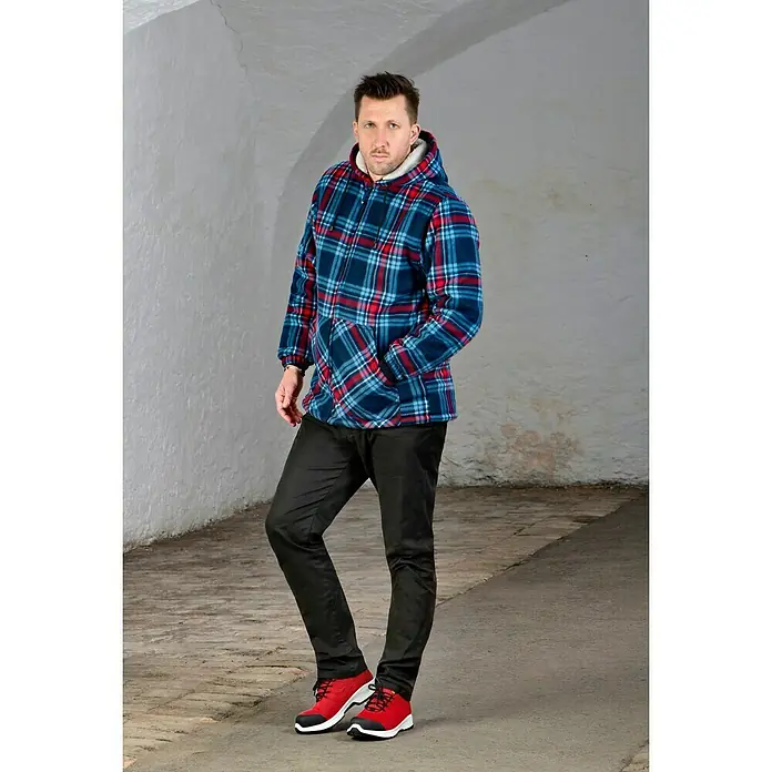 Steitz Secura Sicherheitshalbschuh CP 4360 SF - Schuhgröße: 39, S3 - Mann mit kariertem Fleece-Hoodie, schwarzen Hosen und roten Turnschuhen, der einen lässigen und dennoch stilvollen Look präsentiert.
