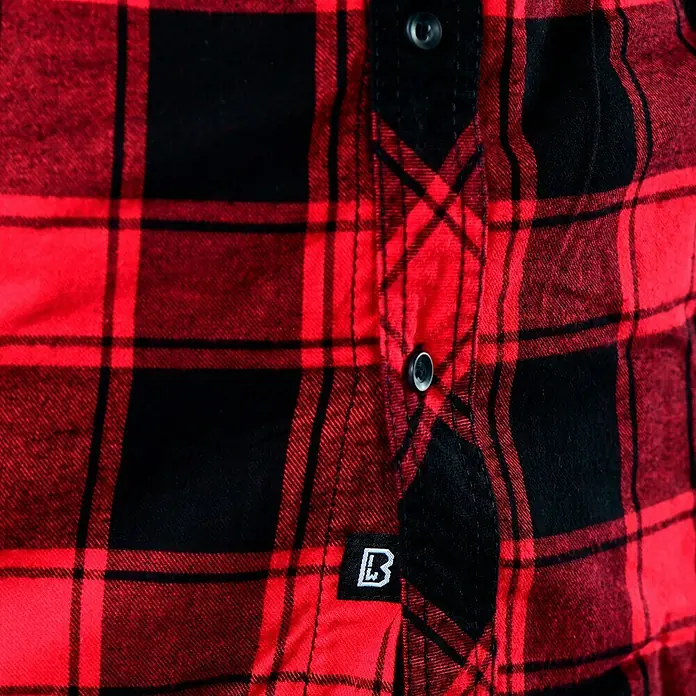 Brandit Flanellhemd - Schwarz/Rot, XXXL - Nahaufnahme eines rot-schwarzen Flanellhemds mit Knöpfen und einem Markenetikett.