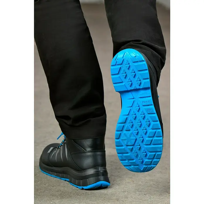 Uvex 2 Trend Sicherheitsstiefel S3 - 42, Schutzklasse nach EN ISO 20345: S3, Schwarz/Blau - Ein Paar schwarze Uvex-Sicherheitsschuhe mit blauer Sohle sind auf einer ebenen Fläche zu sehen. Die Schuhe sind knöchelhoch.