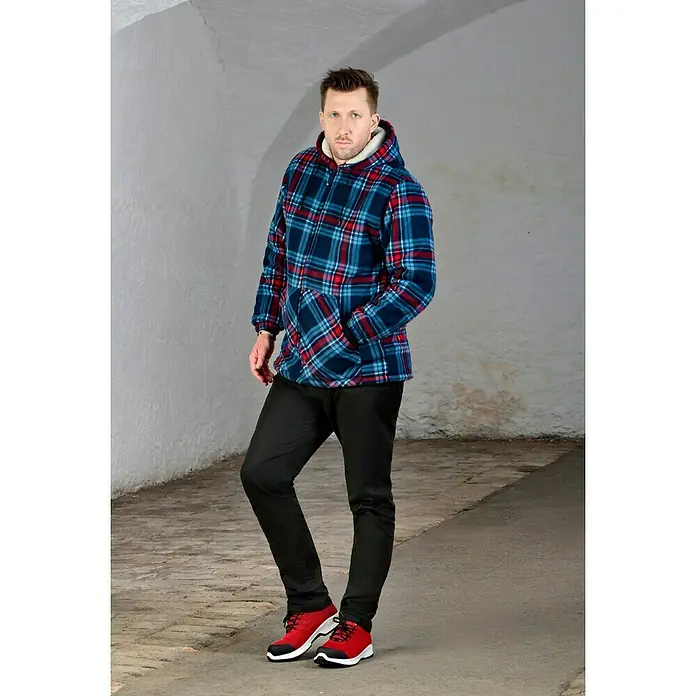 Steitz Secura Sicherheitshalbschuh CP 4360 SF - Schuhgröße: 39, S3 - Der Mann trägt eine karierte Fleecejacke mit Kapuze, schwarze Hosen und rote Schuhe. Die Jacke ist das Hauptaugenmerk des Bildes.