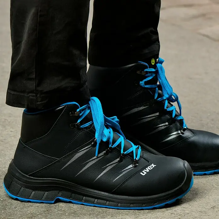 Uvex 2 Trend Sicherheitsstiefel S3 - 42, Schutzklasse nach EN ISO 20345: S3, Schwarz/Blau - Schwarze Uvex-Sicherheitsschuhe mit blauen Akzenten und Schnürsenkeln, ideal für Arbeit und Freizeit, bieten Schutz und Komfort.