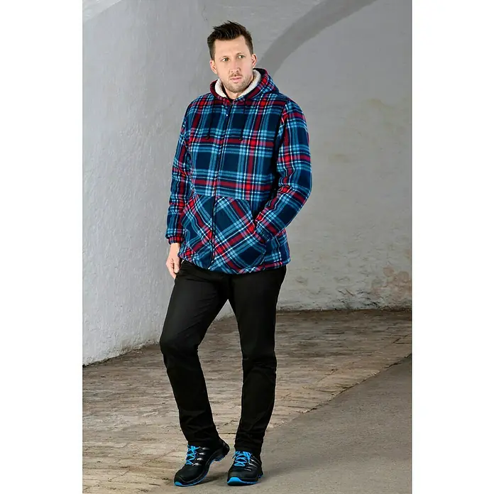 Uvex 2 Trend Sicherheitsstiefel S3 - 42, Schutzklasse nach EN ISO 20345: S3, Schwarz/Blau - Lässiger Look: Karierte Fleecejacke mit Kapuze und schwarzen Hosen, ideal für entspannte Tage. Bequeme Schuhe runden den Stil ab.