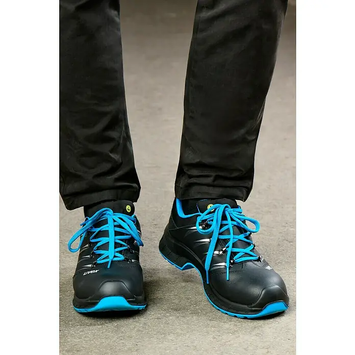 Uvex 2 Trend Sicherheitshalbschuh S3 - 42, Schutzklasse nach EN ISO 20345: S3, Schwarz/Blau - Schwarze Uvex-Sicherheitsschuhe mit blauen Schnürsenkeln und Akzenten, ideal für Arbeit und Schutz.