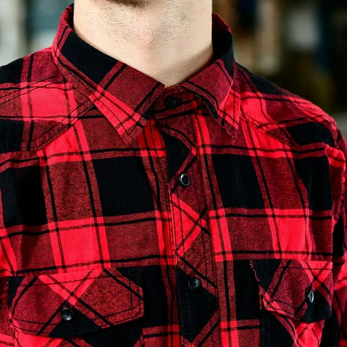 Brandit Flanellhemd - Schwarz/Rot, XXXL - Nahaufnahme eines rot-schwarzen Flanellhemdes mit Knöpfen und zwei Brusttaschen.