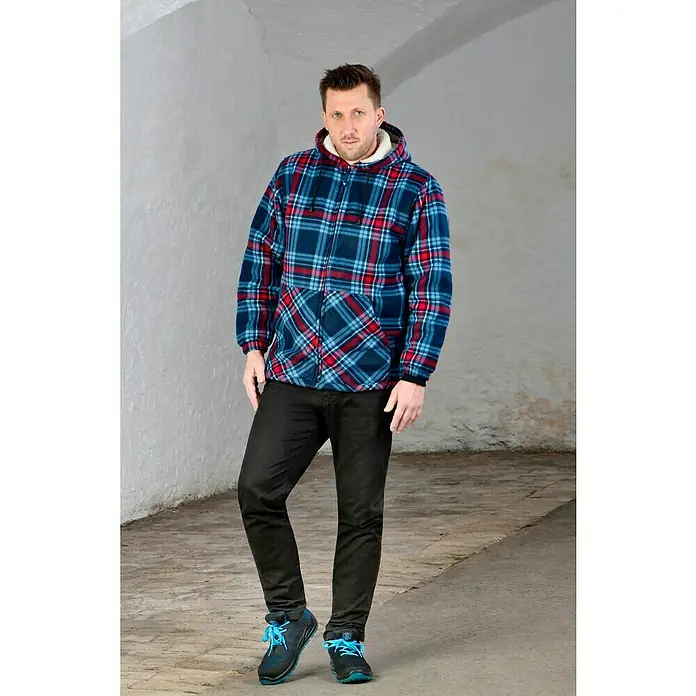 Sicherheitshalbschuh Bluestar S1 - Schuhgröße: 42, S1 - Mann mit Flanelljacke mit Reißverschluss, schwarzen Jeans und Turnschuhen. Die karierte Flanelljacke ist das Hauptmerkmal dieses lässigen Outfits.