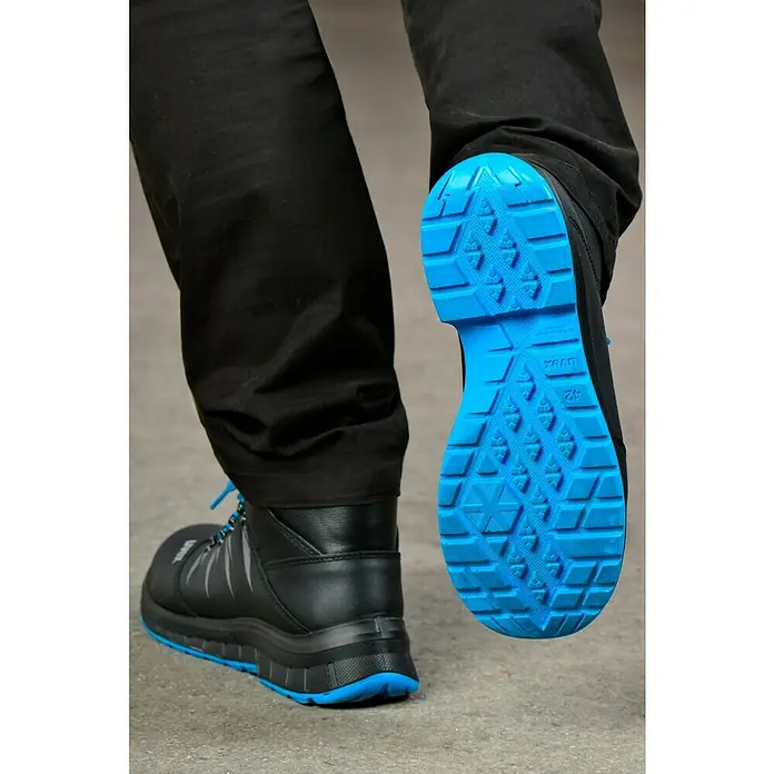 Uvex 2 Trend Sicherheitsstiefel S3 - 42, Schutzklasse nach EN ISO 20345: S3, Schwarz/Blau - Detailansicht der blauen Sohle eines schwarzen Uvex-Sicherheitsschuhs, der für optimalen Grip und Sicherheit entwickelt wurde.